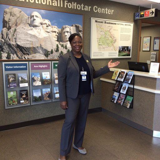 Изображение горы Рашмора с высеченными лицами президентов США на фоне ясного голубого неба